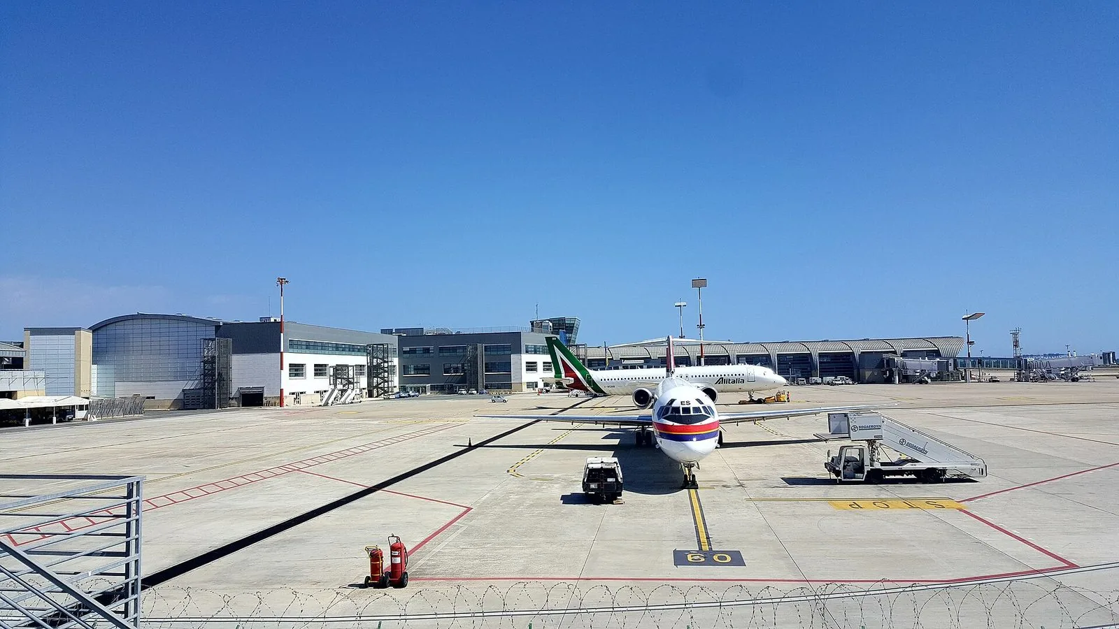 Il piazzale dell'aeroporto di Cagliari-Elmas