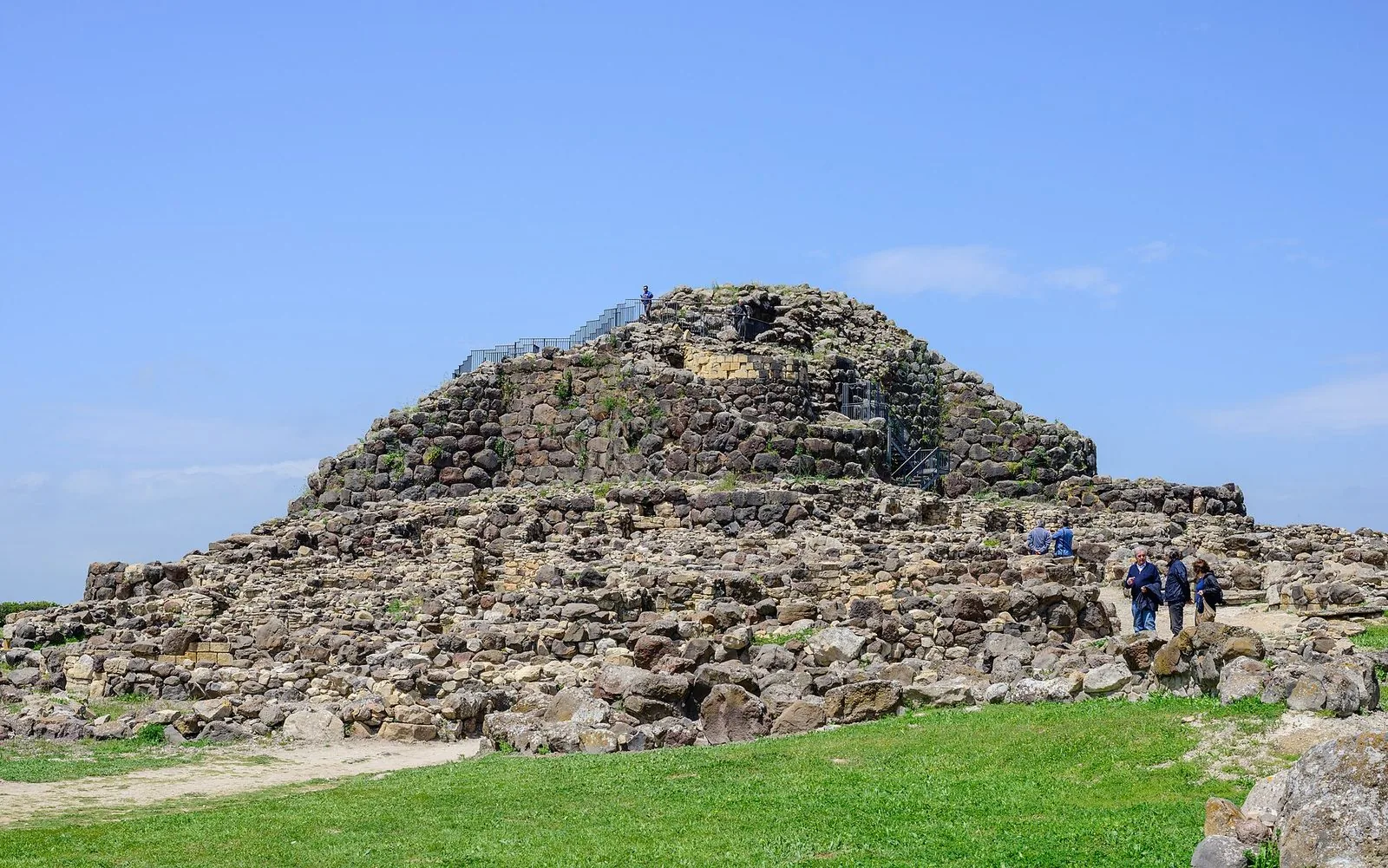 Il nuraghe Su Nuraxi di Barumini, il più celebre dell'isola: quelli del Sarrabus sono oltre quaranta, più piccoli e molto meno noti
