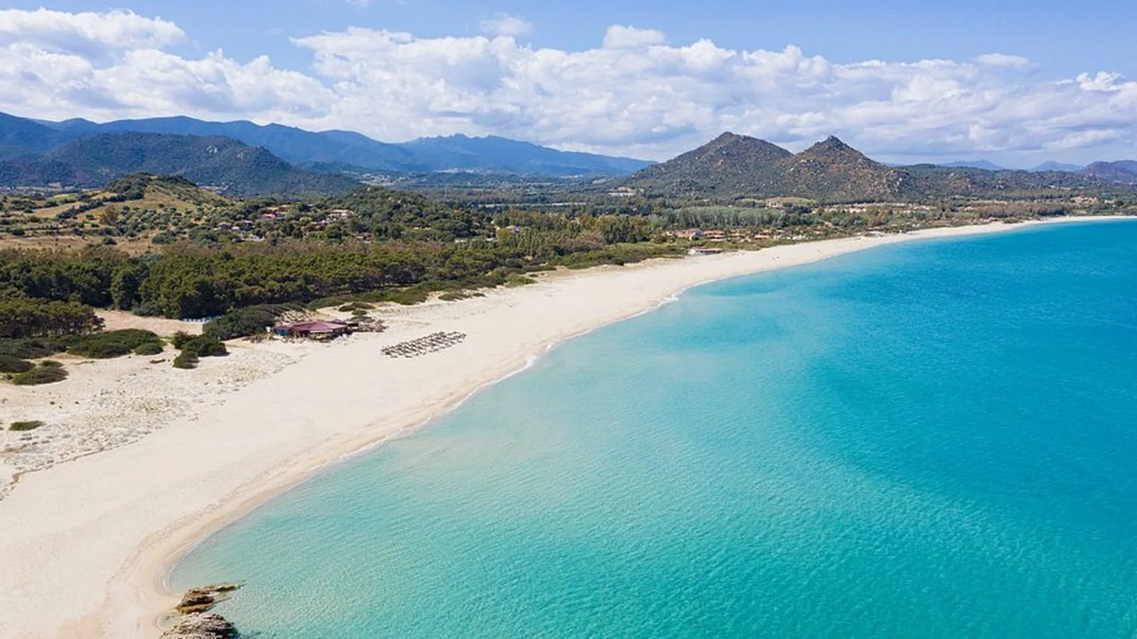 La baia di Cala Sinzias con la sabbia chiara e il mare cristallino
