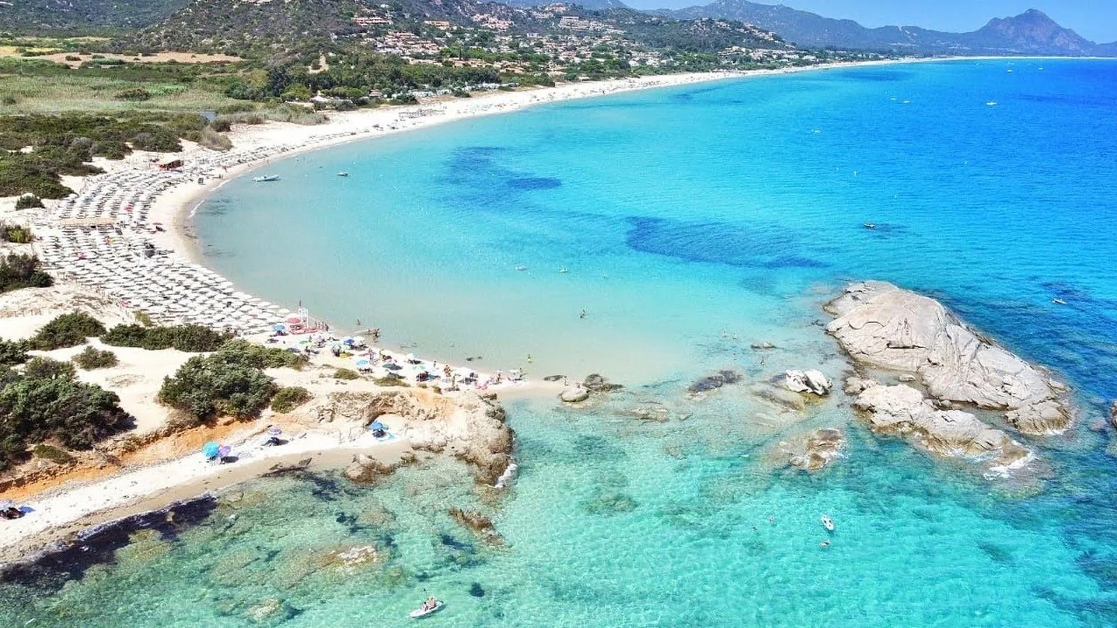 La spiaggia di Costa Rei con il mare turchese e gli ombrelloni