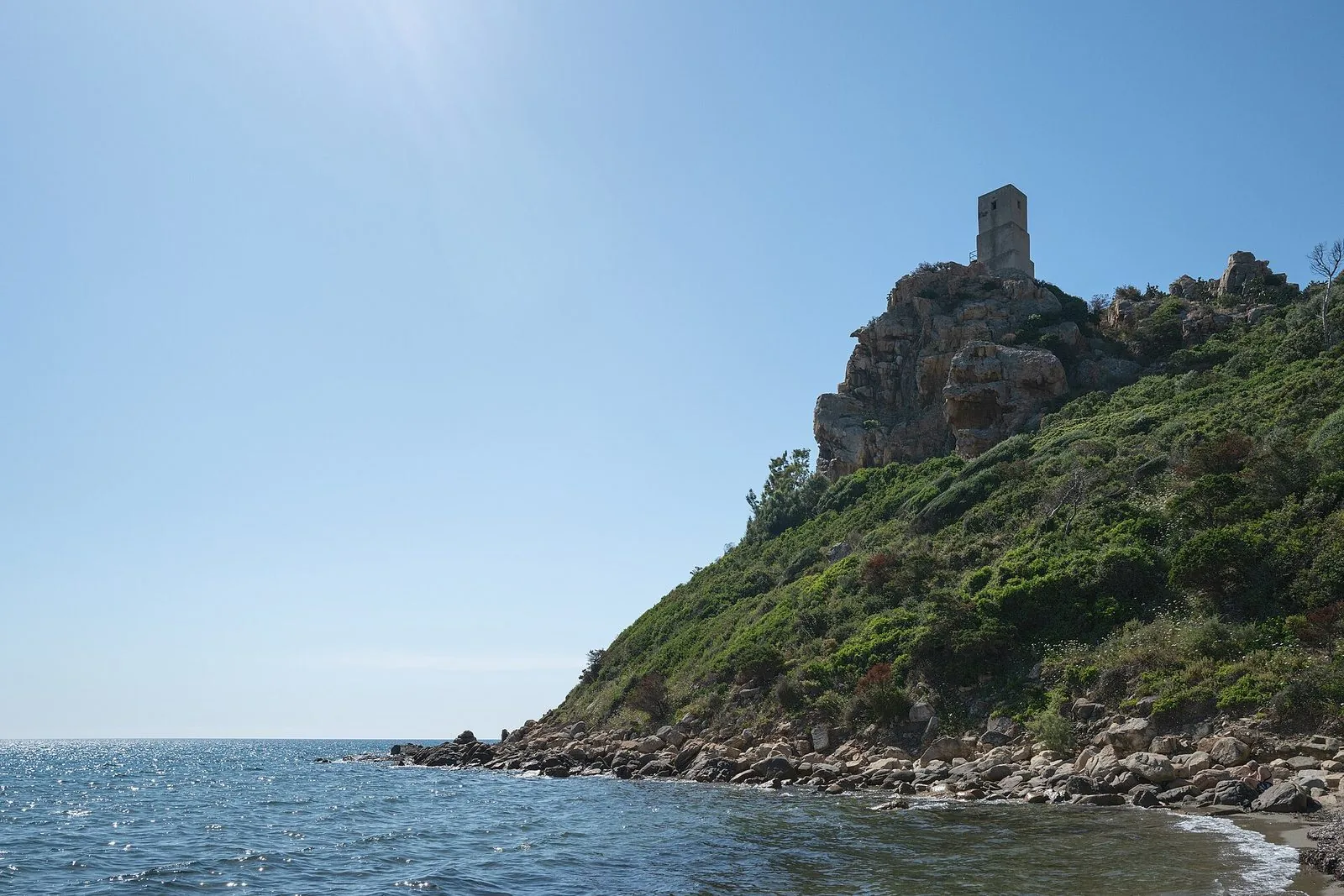 Torre Salinas, la torre costiera che domina lo stagno di Colostrai